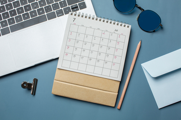 Layoutbild: Kalender, Tastatur und Utensilien
