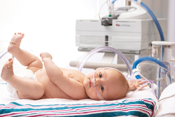 Baby in Krankenhausbett, Nasale Anwendung.