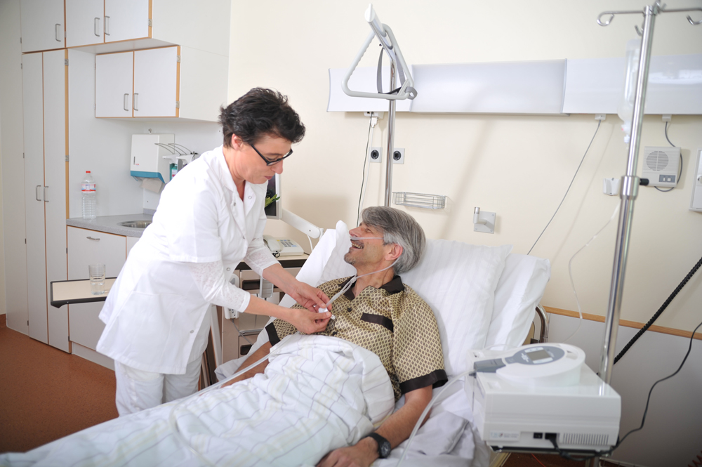 Klinik Setup: Mann in Krankenhausbett, Nasale und tracheale Anwendung.