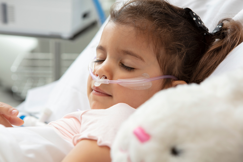 Kind in Krankenhausbett, Nasale Anwendung.